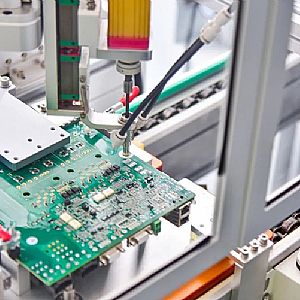 SCARA机器人+伺服电批+视觉系统生产线自动化锁付螺丝应用